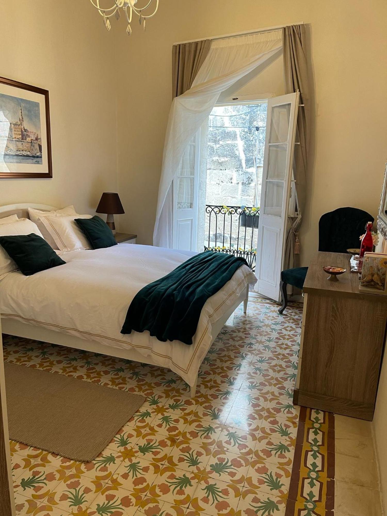 Dom wakacyjny Amelie - Charming Townhouse In The Heart Of *